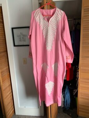 Egyptian Pink Embroidered Kaftan with White Feather Motif sz XL